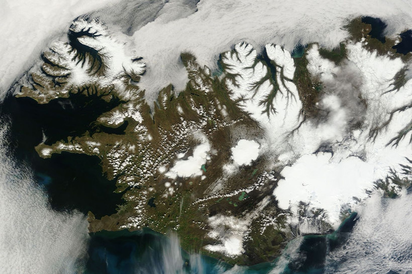 6. júní 2014 Miklar fannir voru á Norðaustur- og Austurlandi …