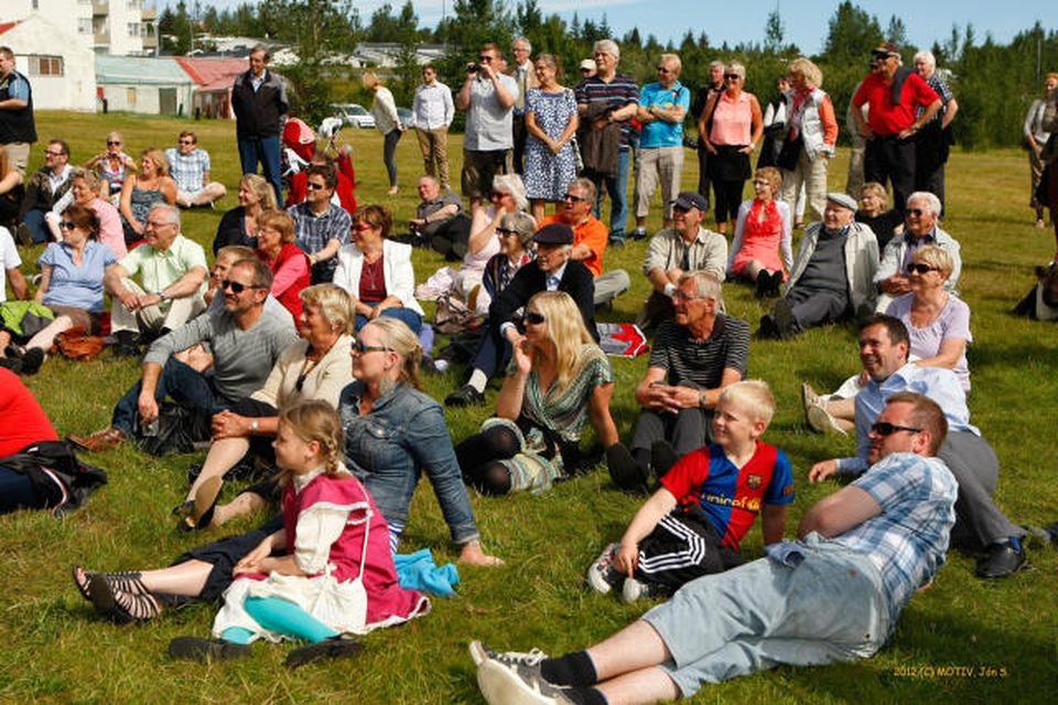 Margir komu til að njóta dagskránnar og góða veðursins.