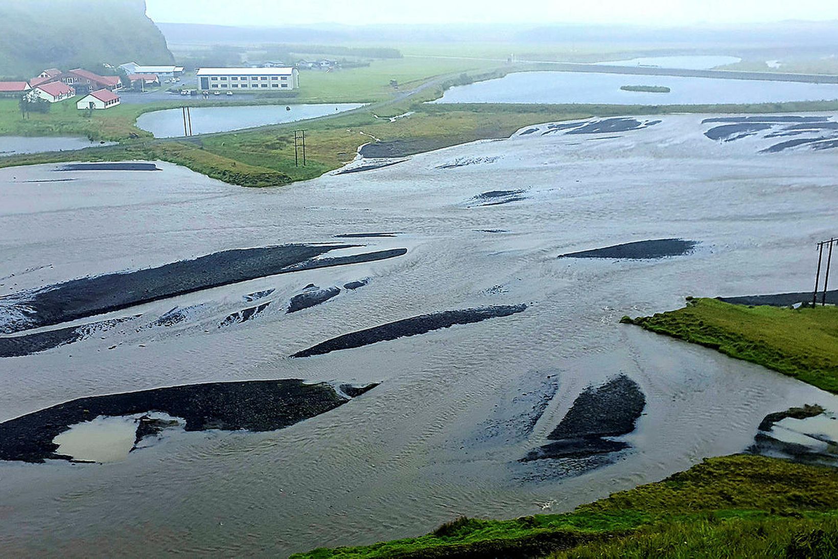 Mikið vatn rann um Kerlingardalsá.