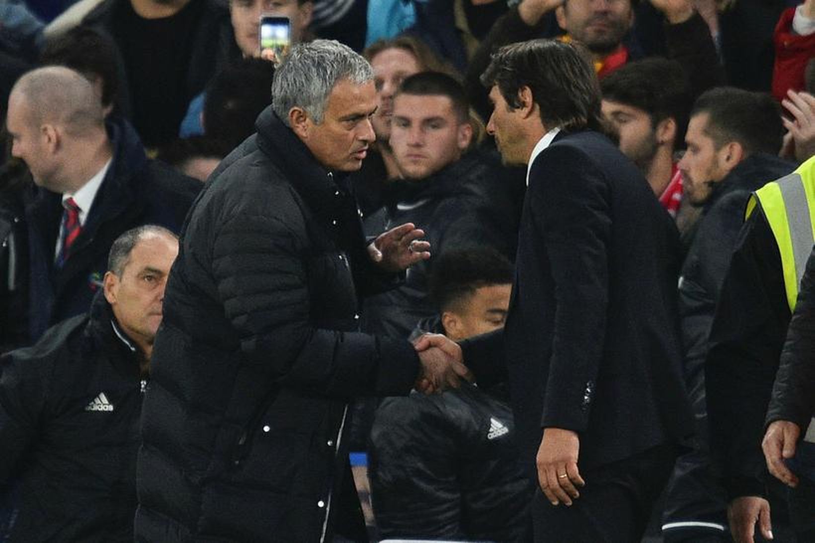 Jose Mourinho og Antonio Conte ræðast við eftir leik.