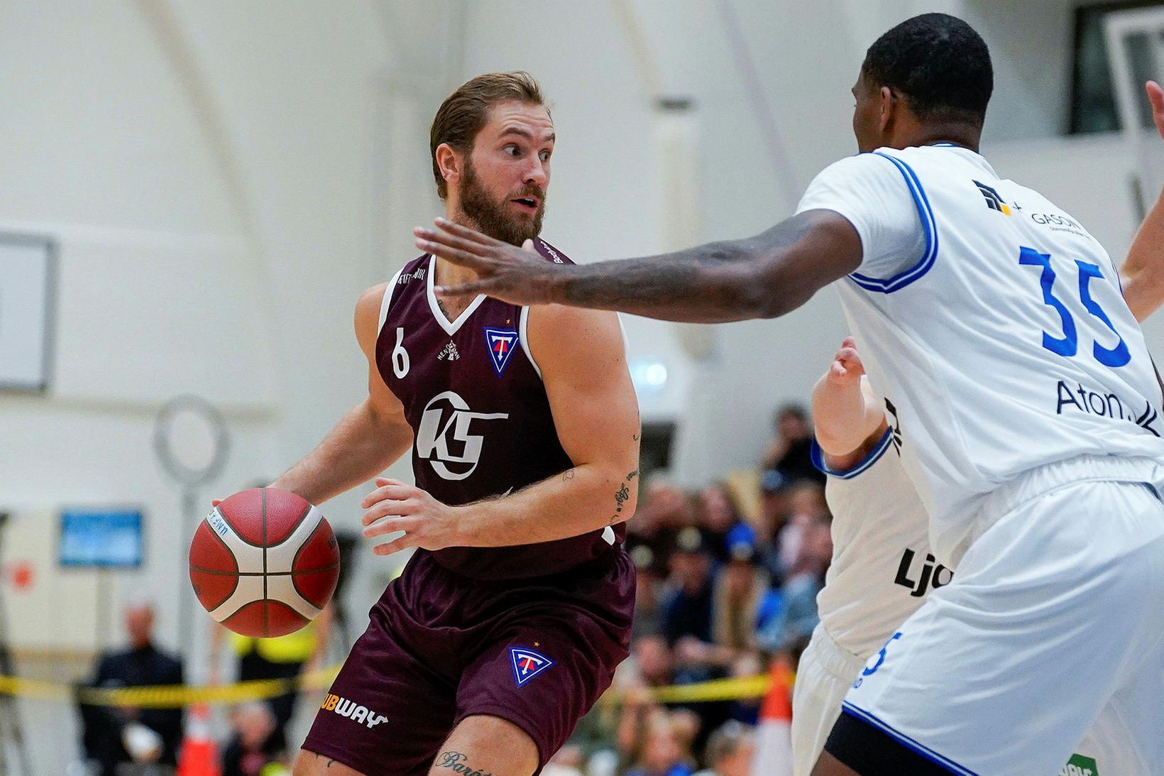 Sigtryggur Arnar Björnsson með boltann gegn Álftanesi en hann fór …
