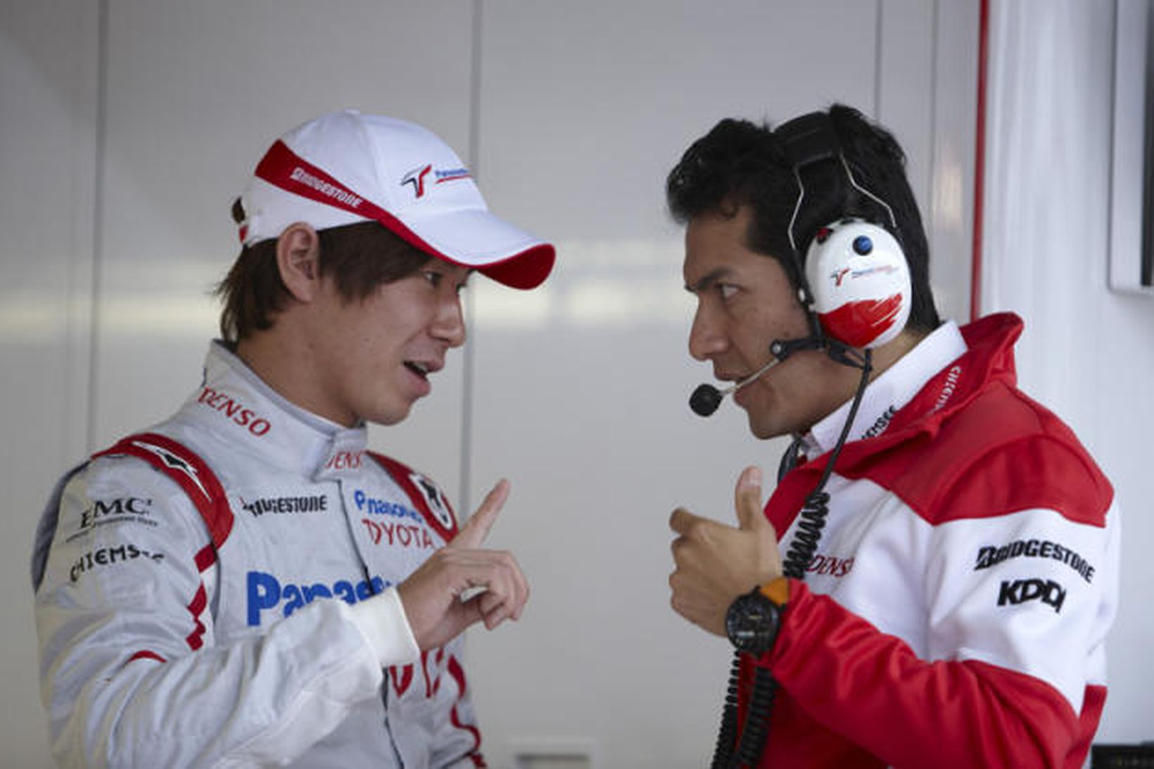 Kobayashi ræðir við tæknimann hjá Toyotaliðinu.