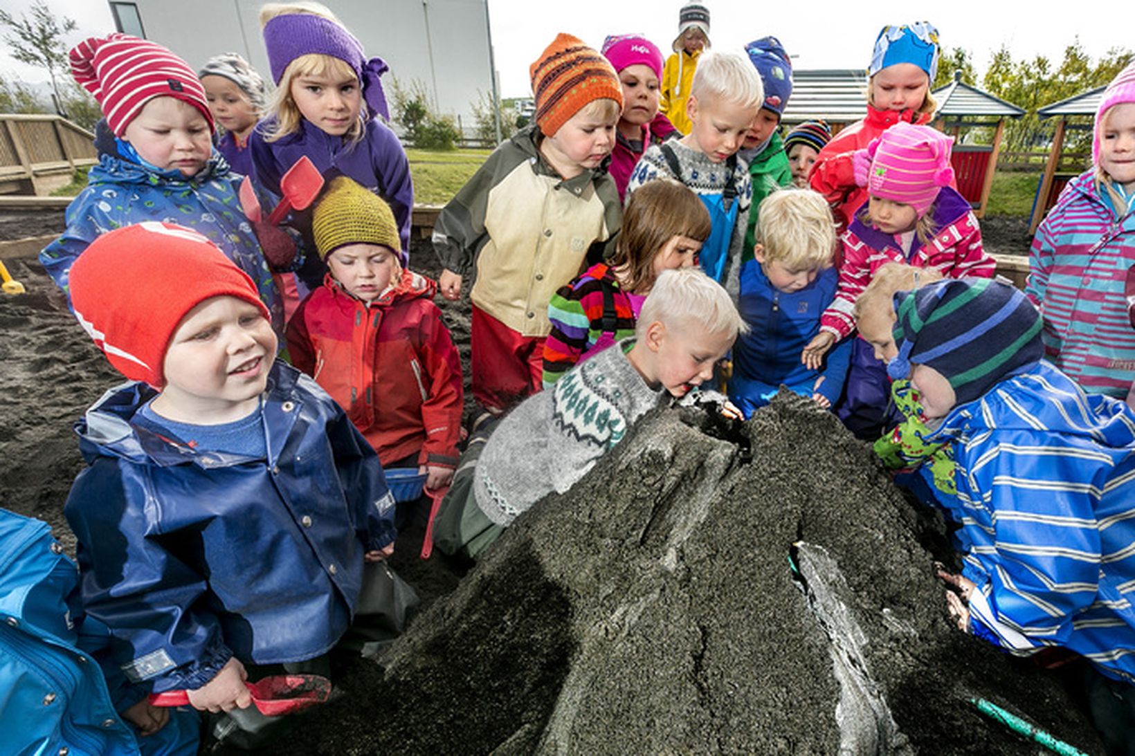 Eldfjall á Leikskólanum Aðalþingi. Myndin tengist fréttinni ekki beint.