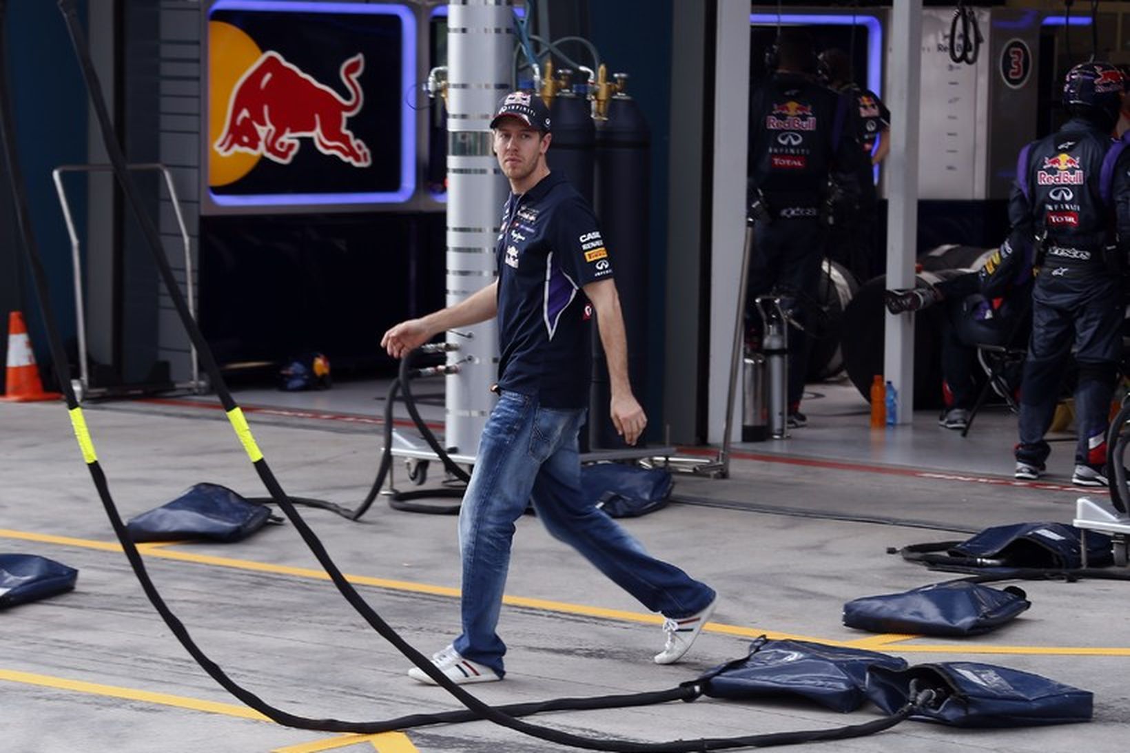 Sebastian Vettel yfirgefur bílskúr Red Bull í Melbourne stuttu eftir …