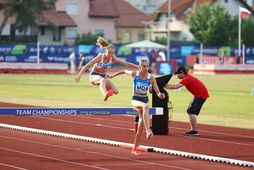Andrea Kolbeinsdóttir svífur yfir eina hindrunina í 3.000 metra hlaupinu í dag.