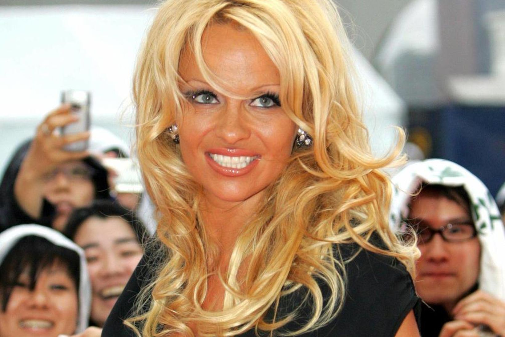 Pamela Anderson segir frá skilnaðinum í nýrri bók sinni Love, …