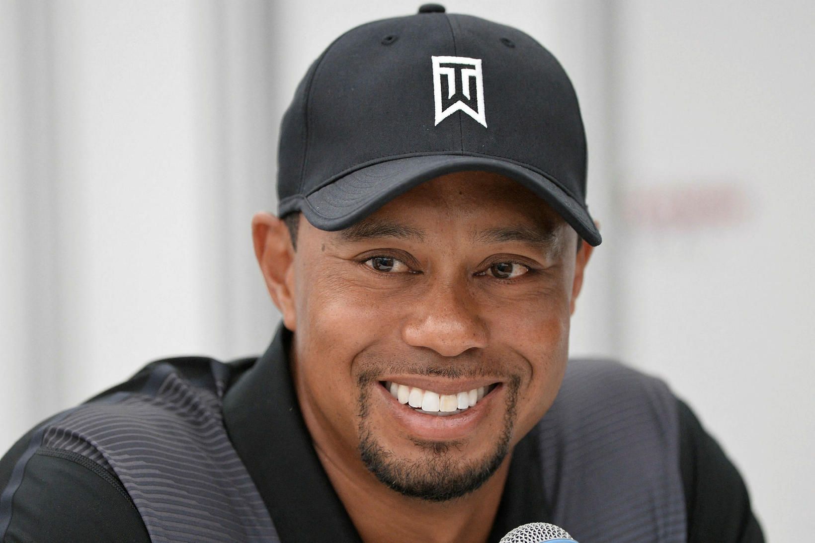 Tiger Woods fótbrotnaði illa á hægri fæti.