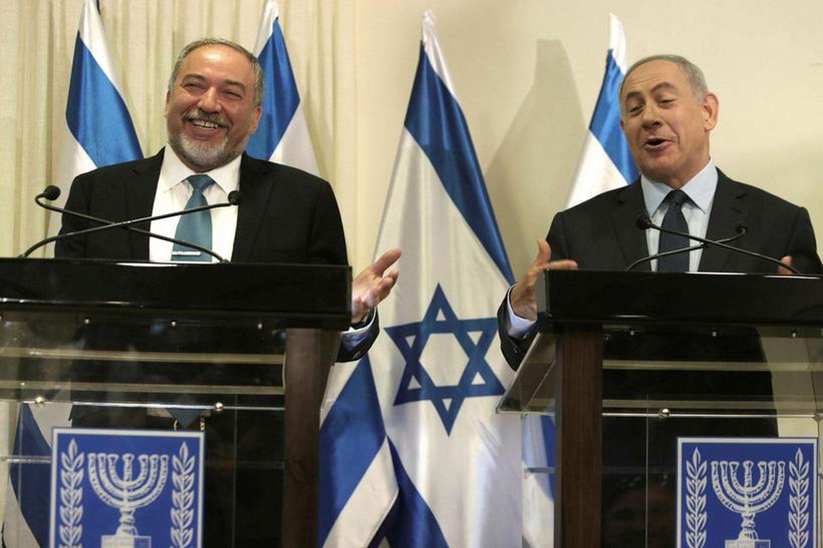 Avigdor Lieberman (t.v.) og Benjamín Netanyahu (t.h.) tilkynna um samkomulag …