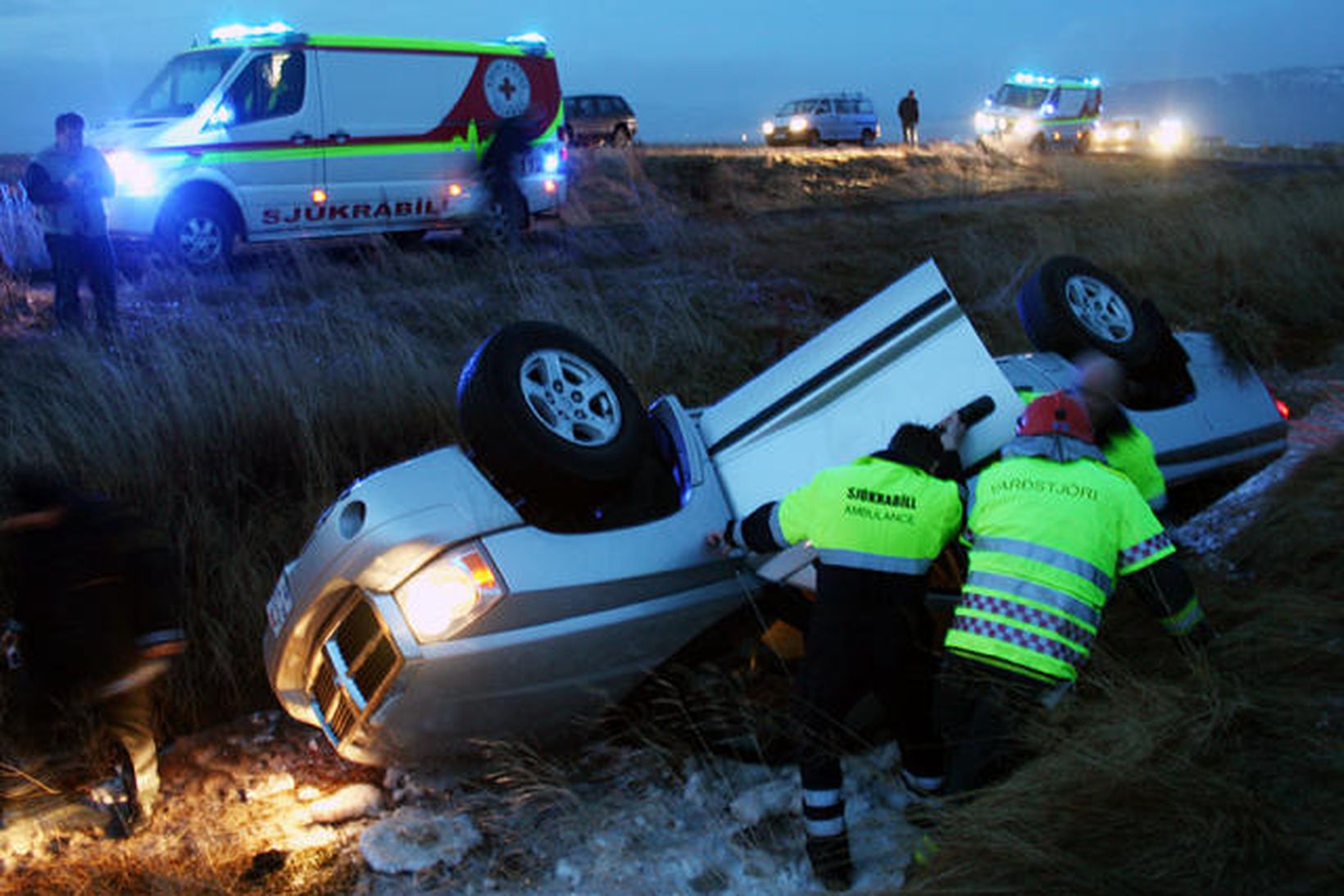 Ökumaður missti stjórn á bíl sínum við framúrakstur á Eyrarbakkavegi …