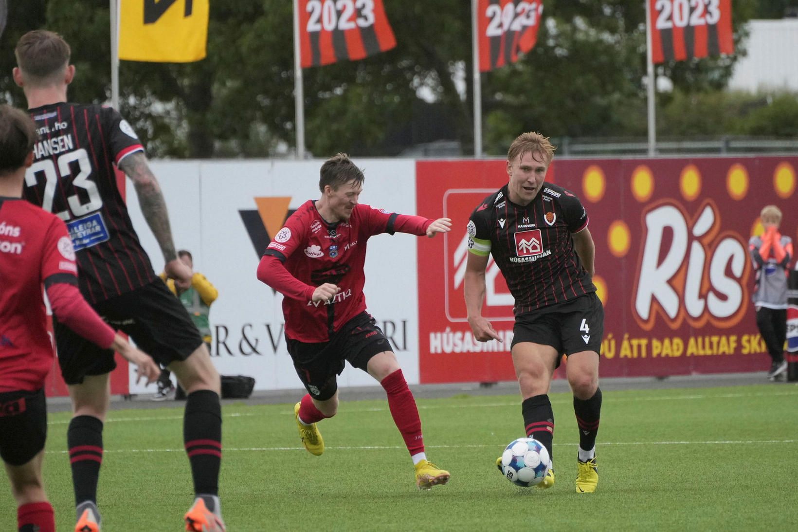 Oliver Ekroth fyrirliði Víkings með boltann í leiknum í kvöld.