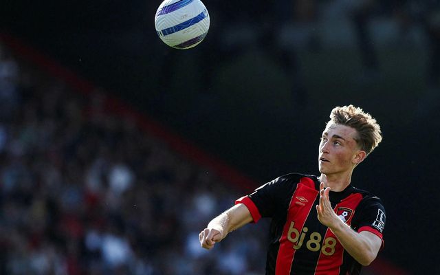 Dean Huijsen með augun á boltanum í leik með Bournemouth.