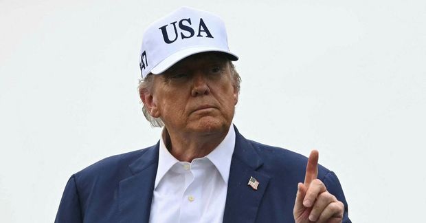 Donald Trump Bandaríkjaforseti undirritaði á miðvikudag forsetaúrskurð sem endurvekur víðtækar takmarkanir sem minna á ferðabann …