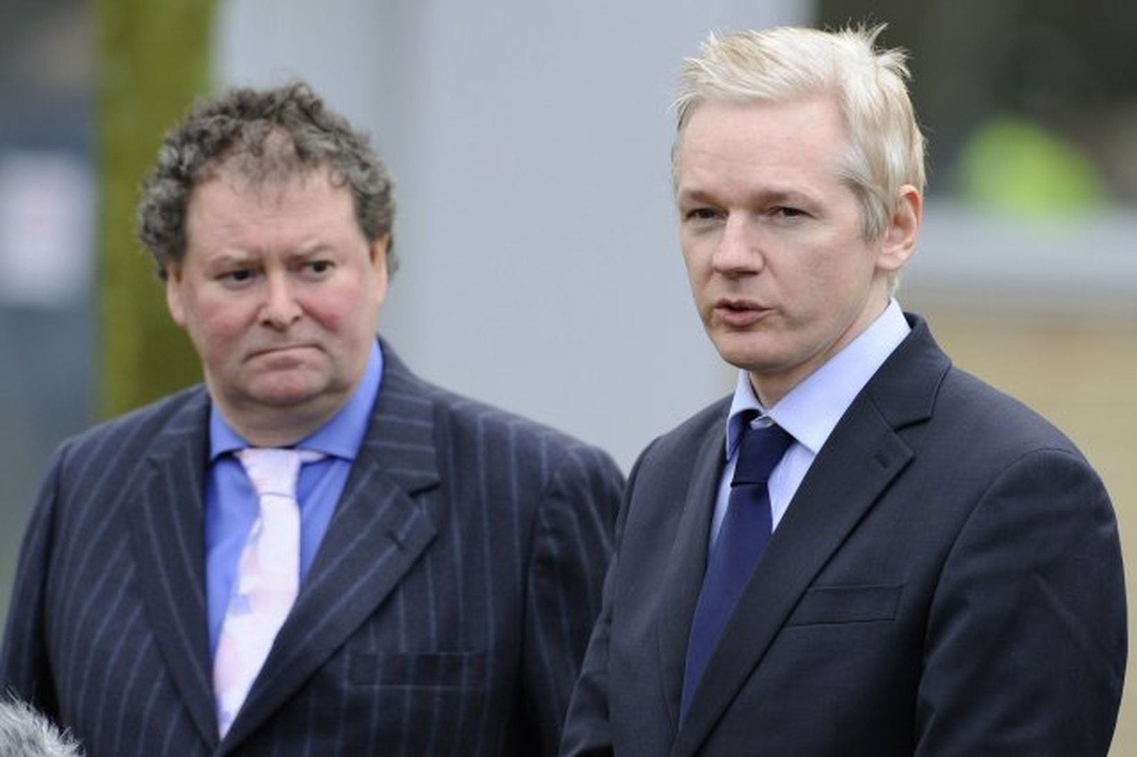 Julian Assange (t.h.) ásamt lögmanni sínum, Mark Stephens.