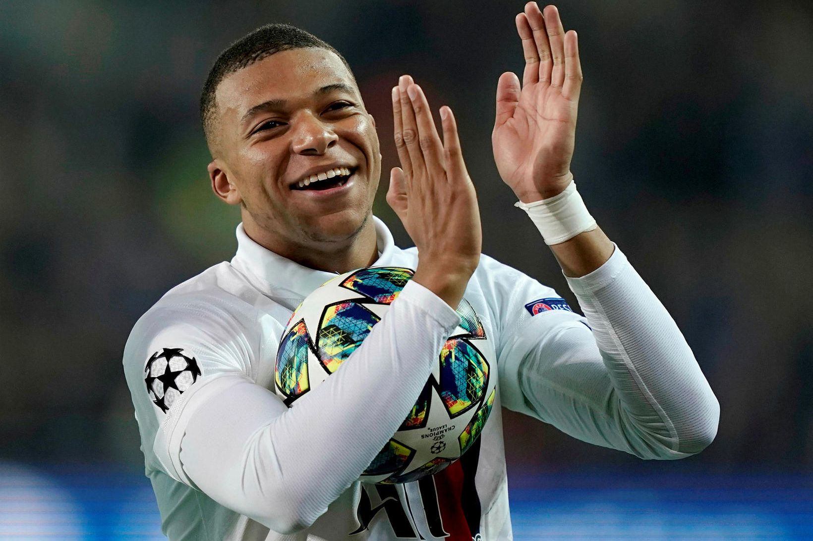 Kylian Mbappé fór heim með boltann eftir leikinn í kvöld.