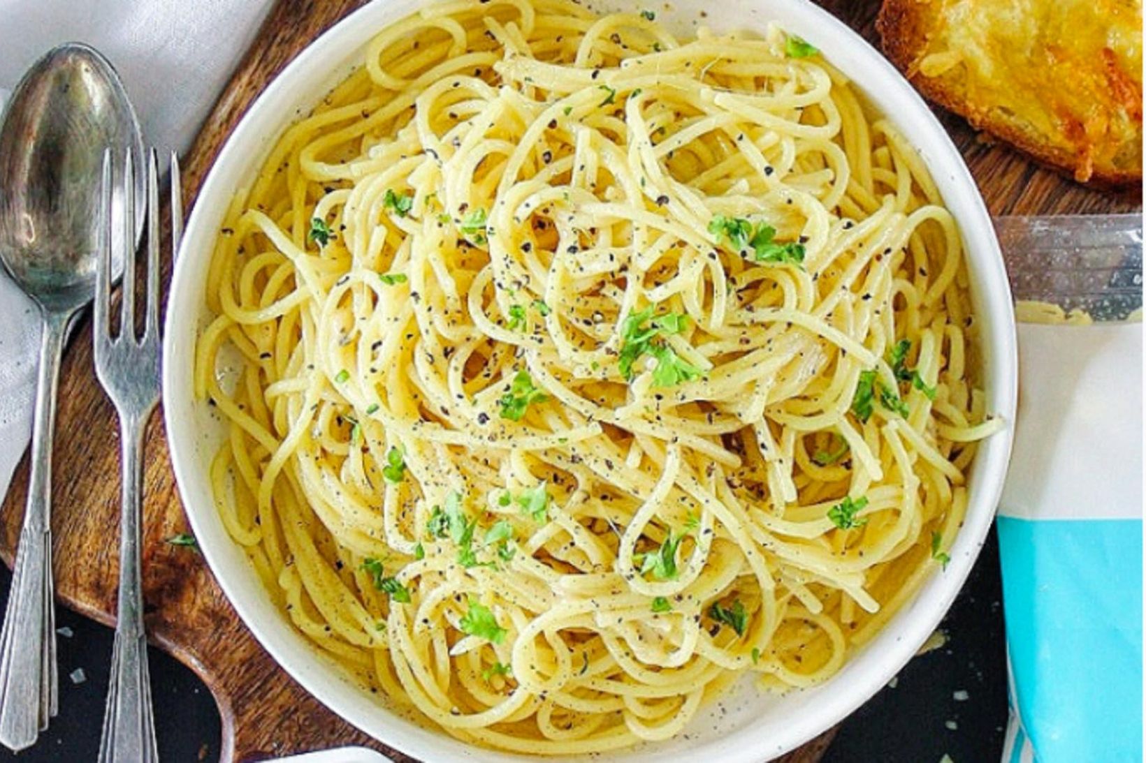 Spaghettí með þremur innihaldsefnum borið fram með hvítlauksostabrauðið.