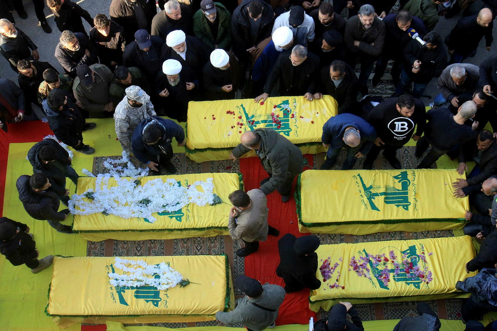 Frá jarðarför vígamanna Hisbollah-samtakanna í þorpinu Souane í Líbanon í …