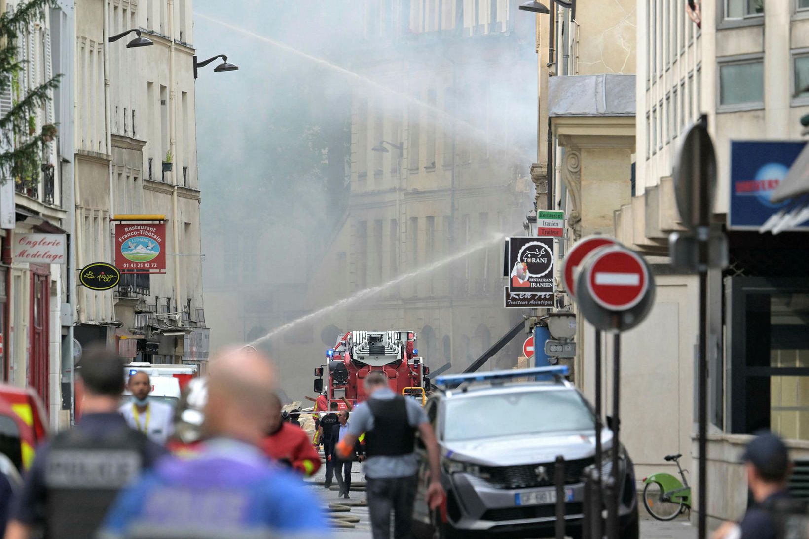 Slökkvuliðstmenn að störfum eftir sprenginguna í París.