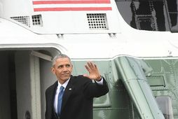 Barack Obama, fyrrverandi Bandaríkjaforseti, veifar mannfjöldanum er hann yfirgefur Washington með herþyrlu. Obama hjónin eru …