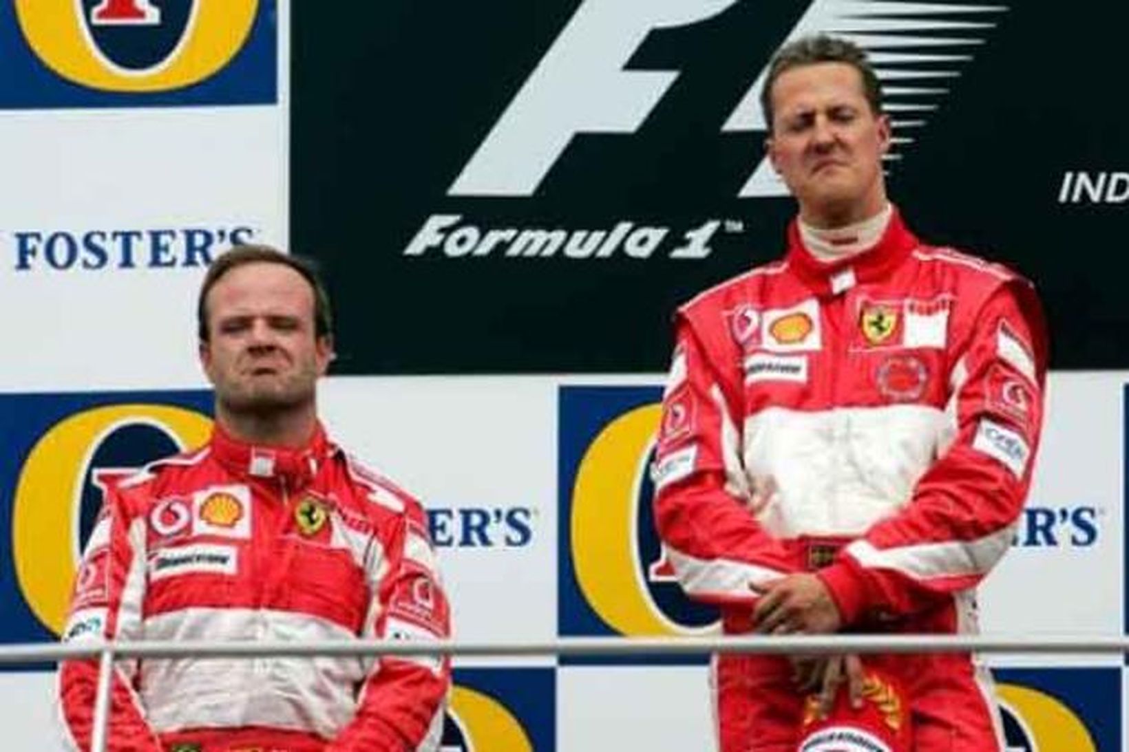 Schumacher og Barrichello súrir á svip á verðlaunapalli.