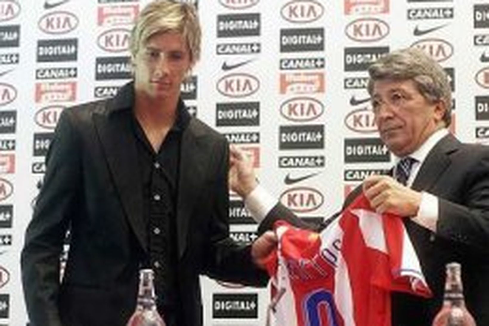 Fernando Torres fær treyju Atlético Madrid að gjöf frá Enrique …