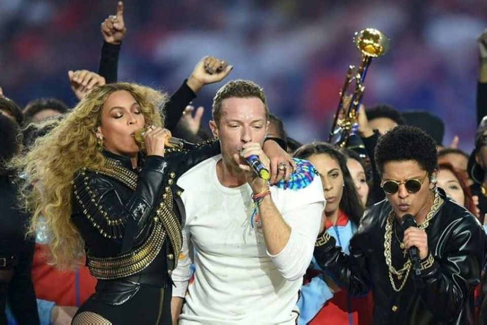 Beyoncé, Chris Martin og Bruno Mars tróðu upp í hálfleik.