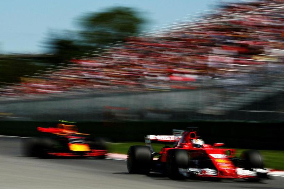 Sebastian Vettel á Ferrari á lokaæfingunni í Montreal með Red Bull rétt á eftir sér.