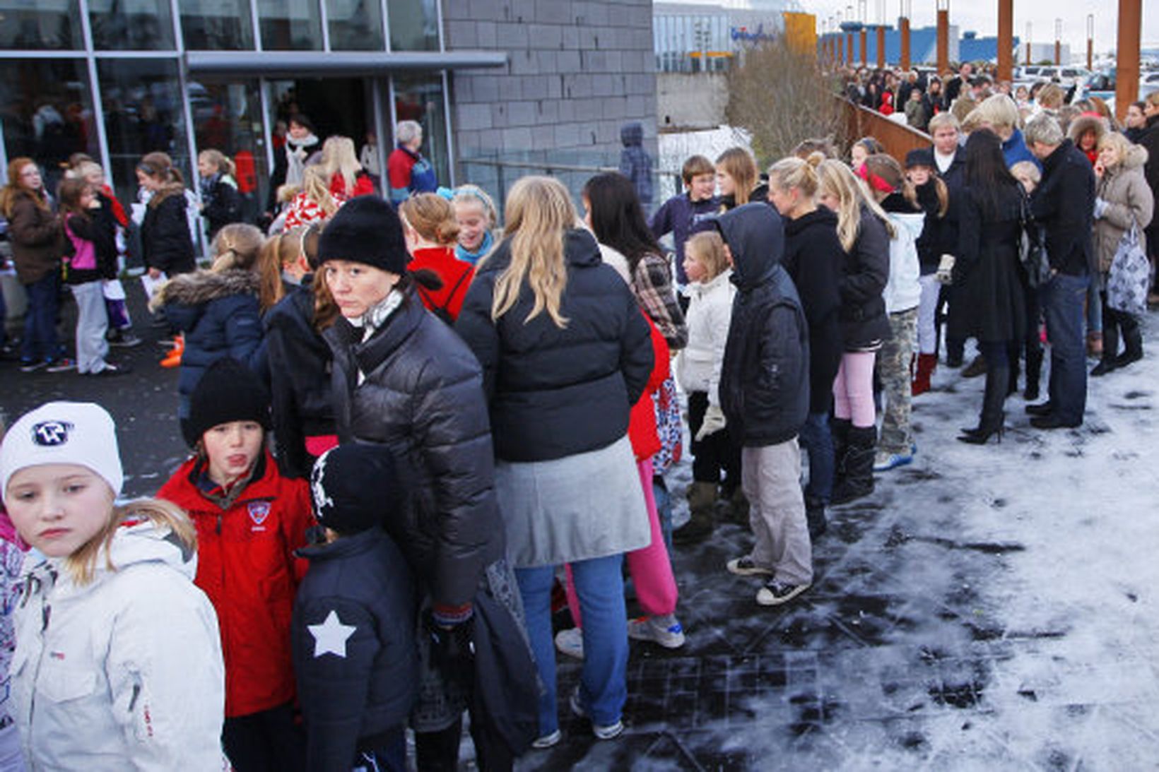 Það myndaðist röð fyrir utan Borgarleikhúsið þegar leikglaða krakka streymdi …