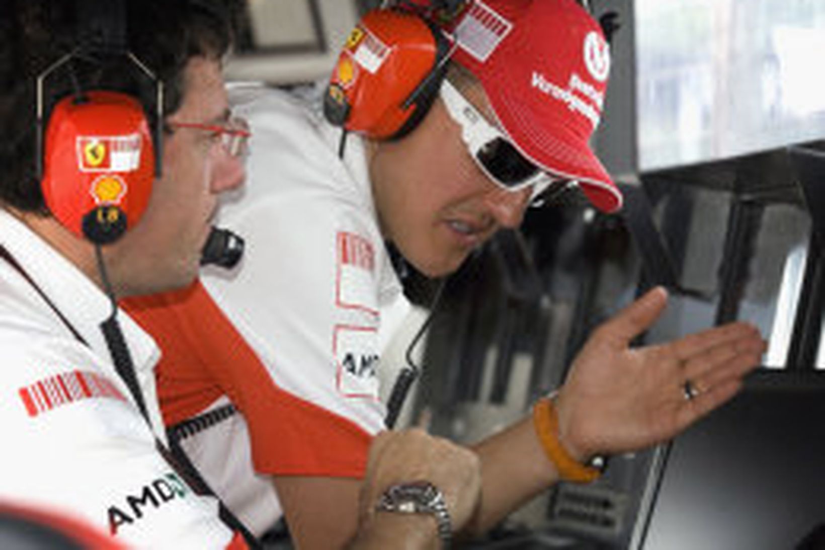 Schumacher óhress á stjórnborði Ferrari í móti.