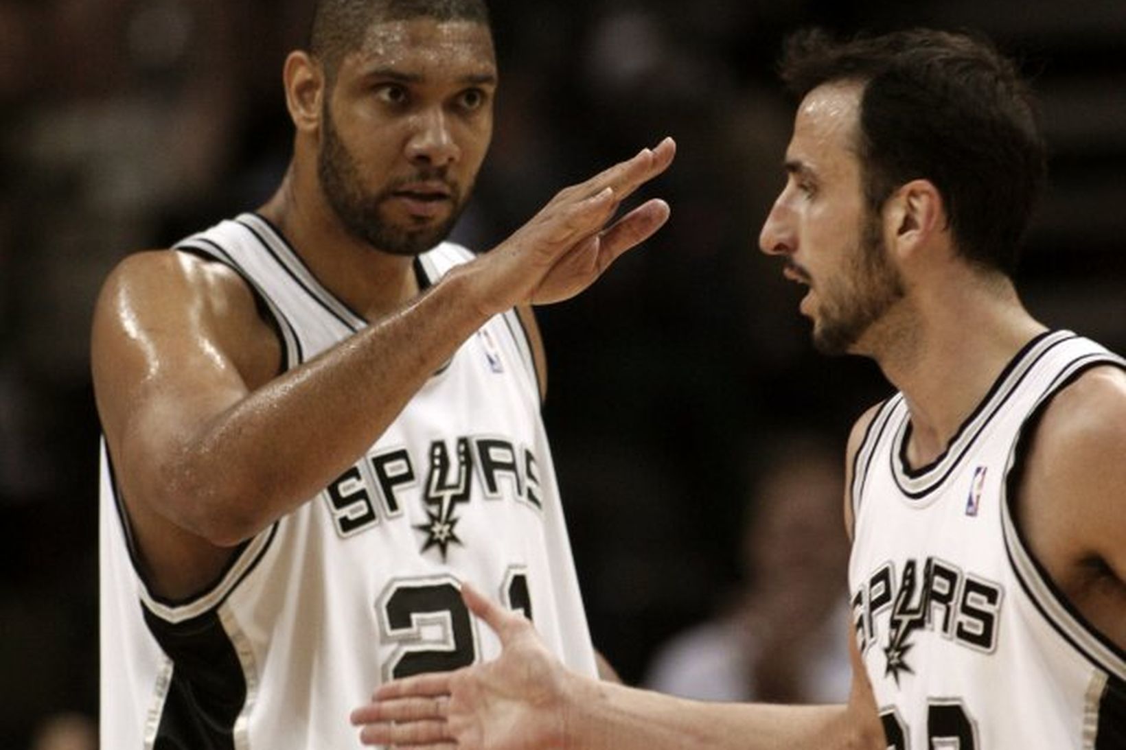 Tim Duncan og Manu Ginobili, leikmenn San Antonio, fögnuðu sigri …