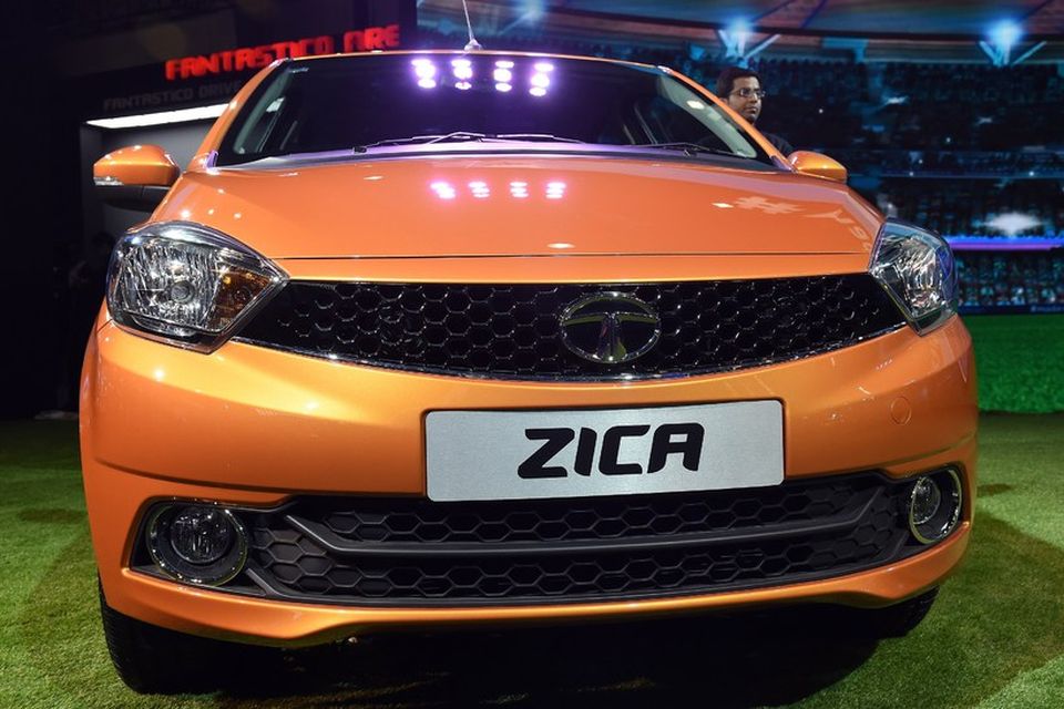 Tata Motors sýnir nýjan hlaðbak, Zica, á Auto Expo 2016 sýningunni í Indlandi.