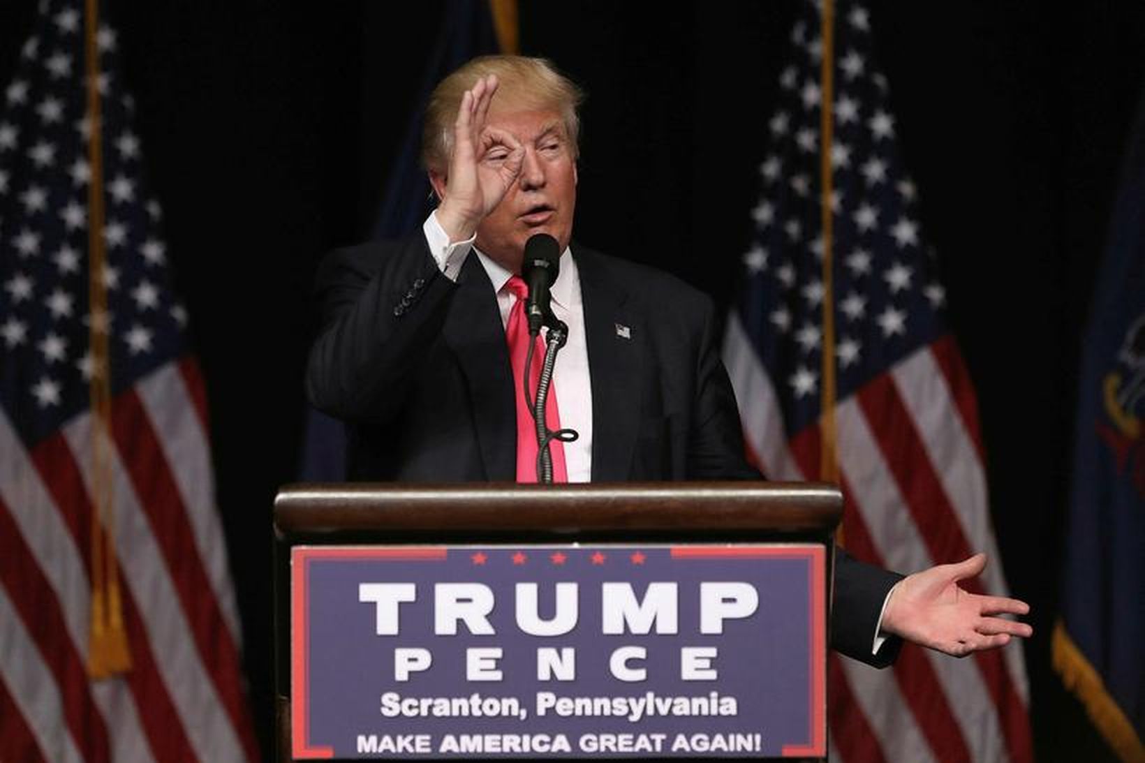 Donald Trump ávarpar hóp stuðningsmanna í Scranton í Pennsylvaniu. Kosningasjóðir …