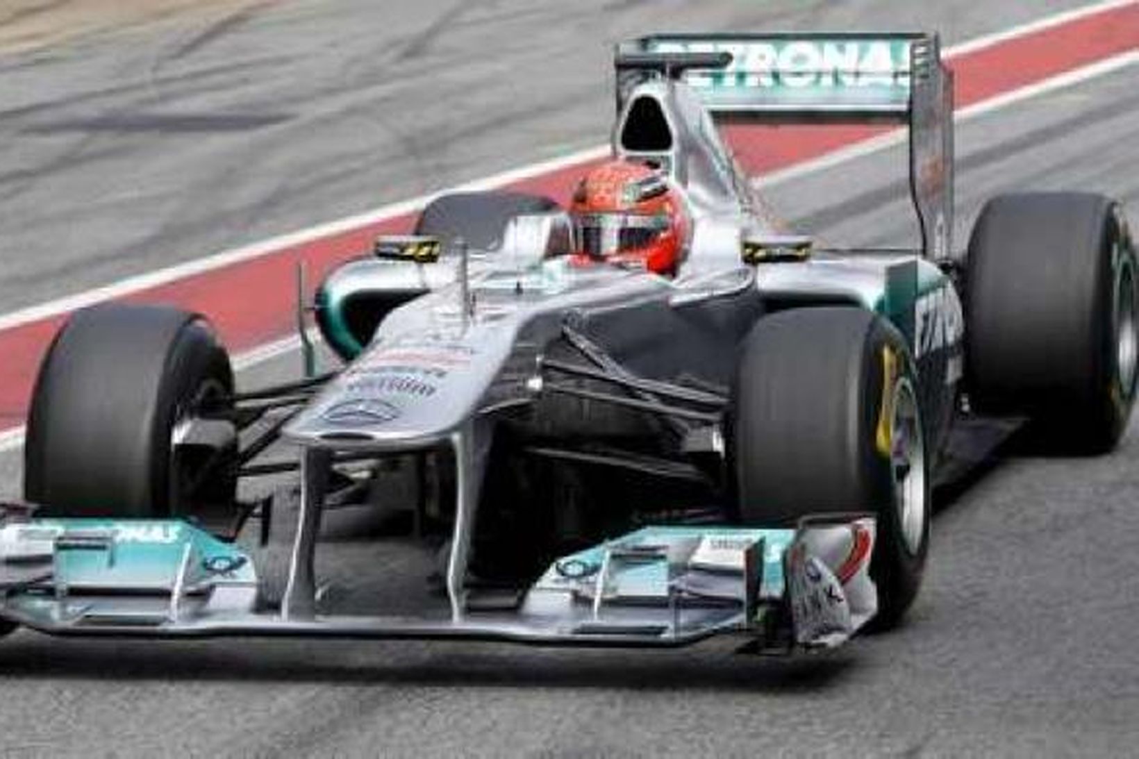 Schumacher á uppfærðum Mercedes í Barcelona í dag.