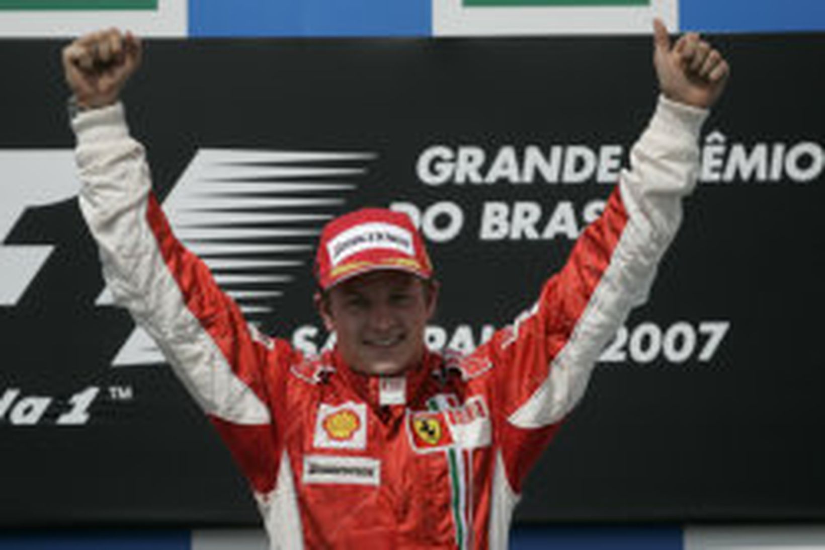 Räikkönen fagnar sigri og titli á verðlaunapalli í Sao Paulo.