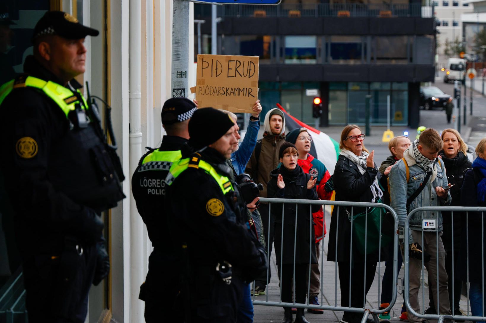 Myndir: Mótmælt fyrir utan ríkisstjórnarfund