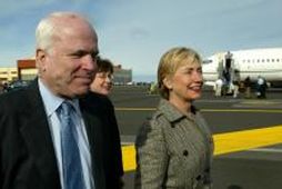 John McCain og Hillary Clinton við komuna til Íslands í dag.