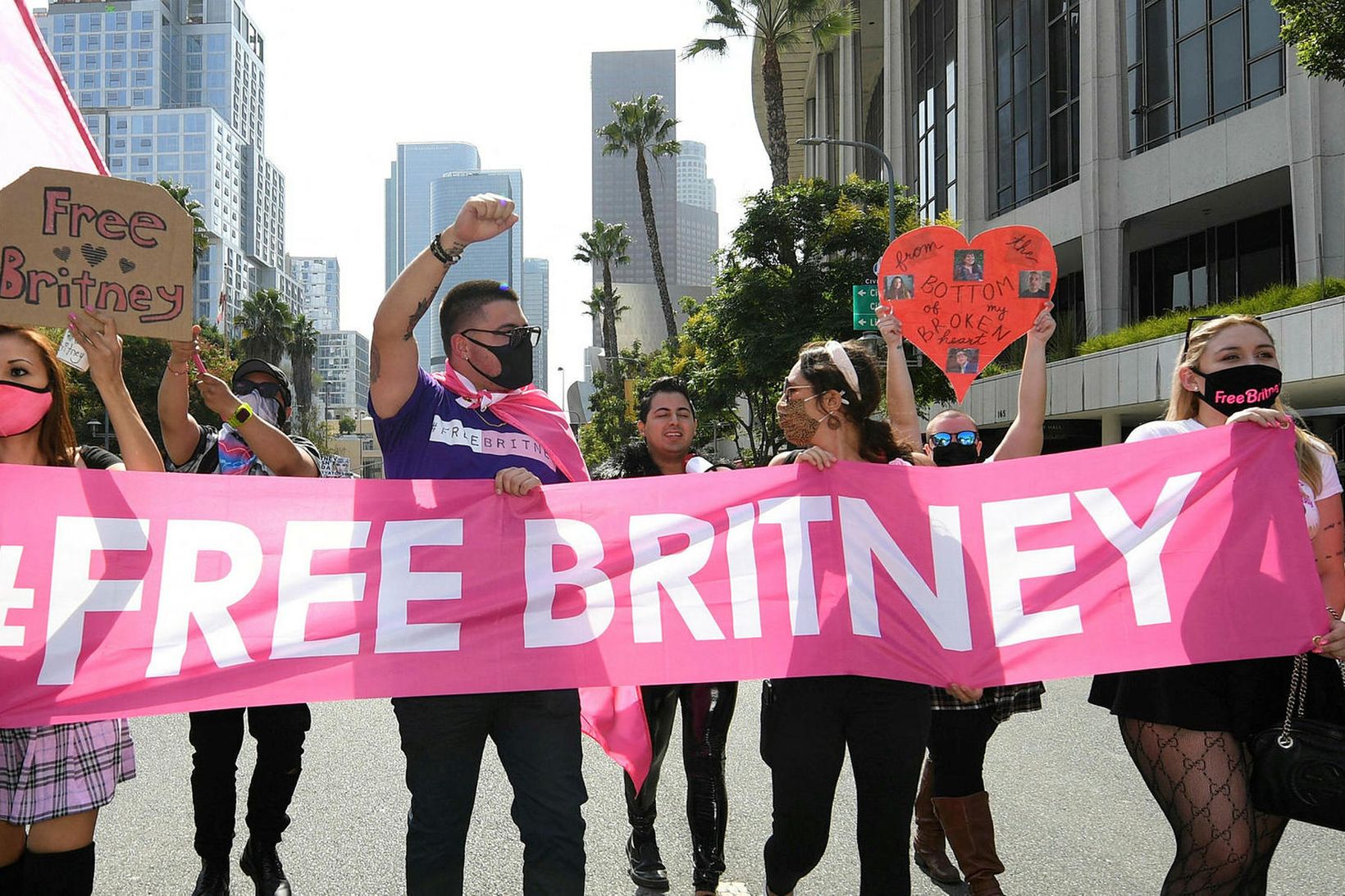 Aðdáendur Britney Spears hafa safnast saman í götunni við dómshúsið …