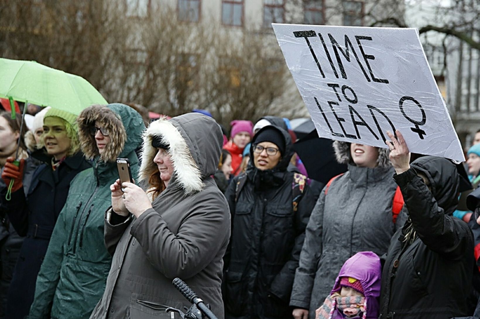 Hópur kvenna tók þátt í Women's March Reykjavík í dag.