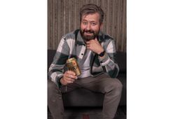 Hlynur Björnsson er stoltur af verðlaununum Víking.