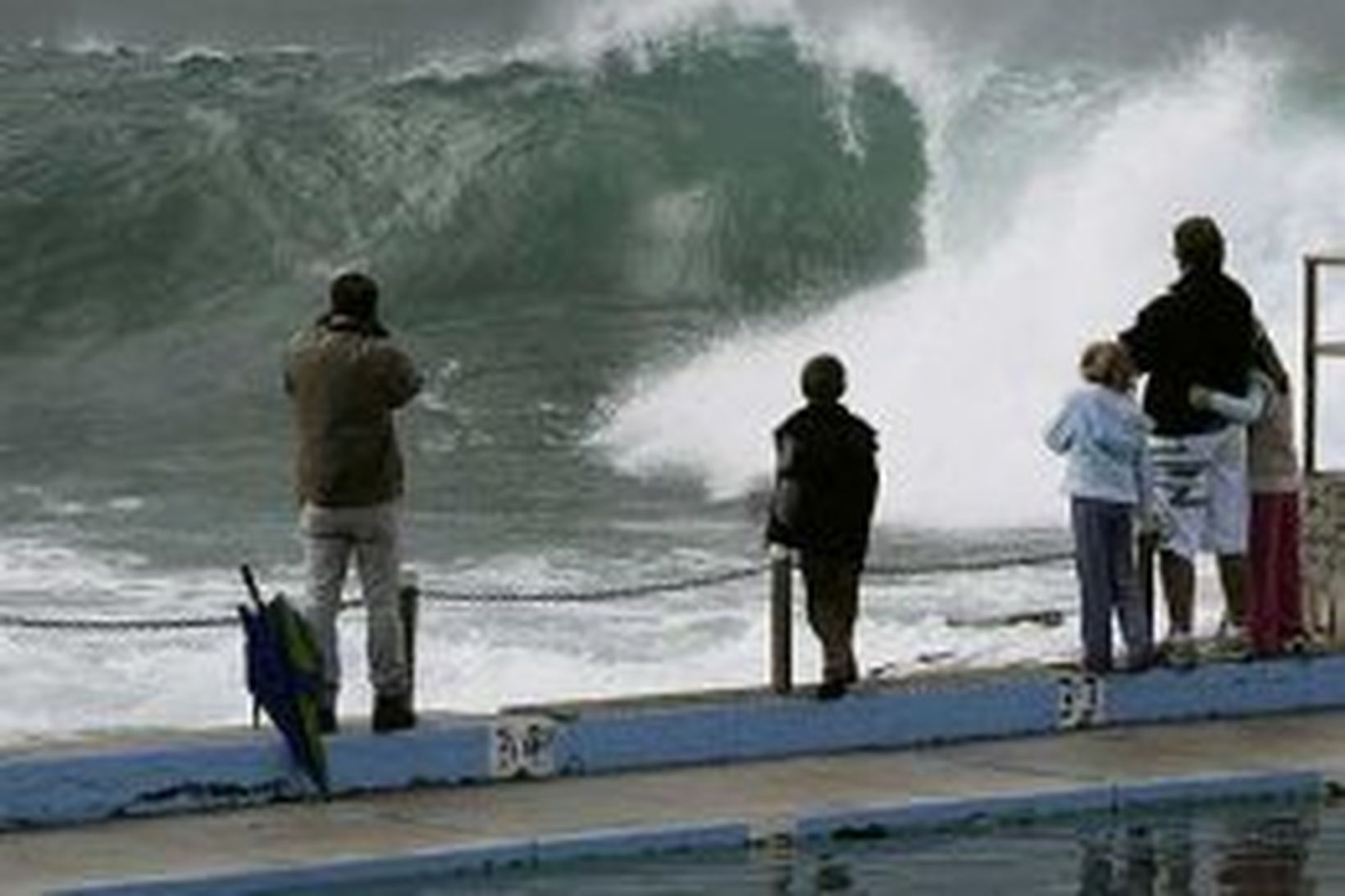 Íbúar fylgjast með öldugangi við Dee Why Point í Sydney …