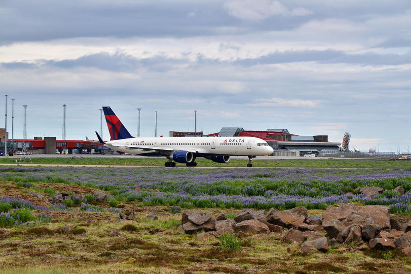 Boeing 757 vél Delta Air Lines á Keflavíkurflugvelli.