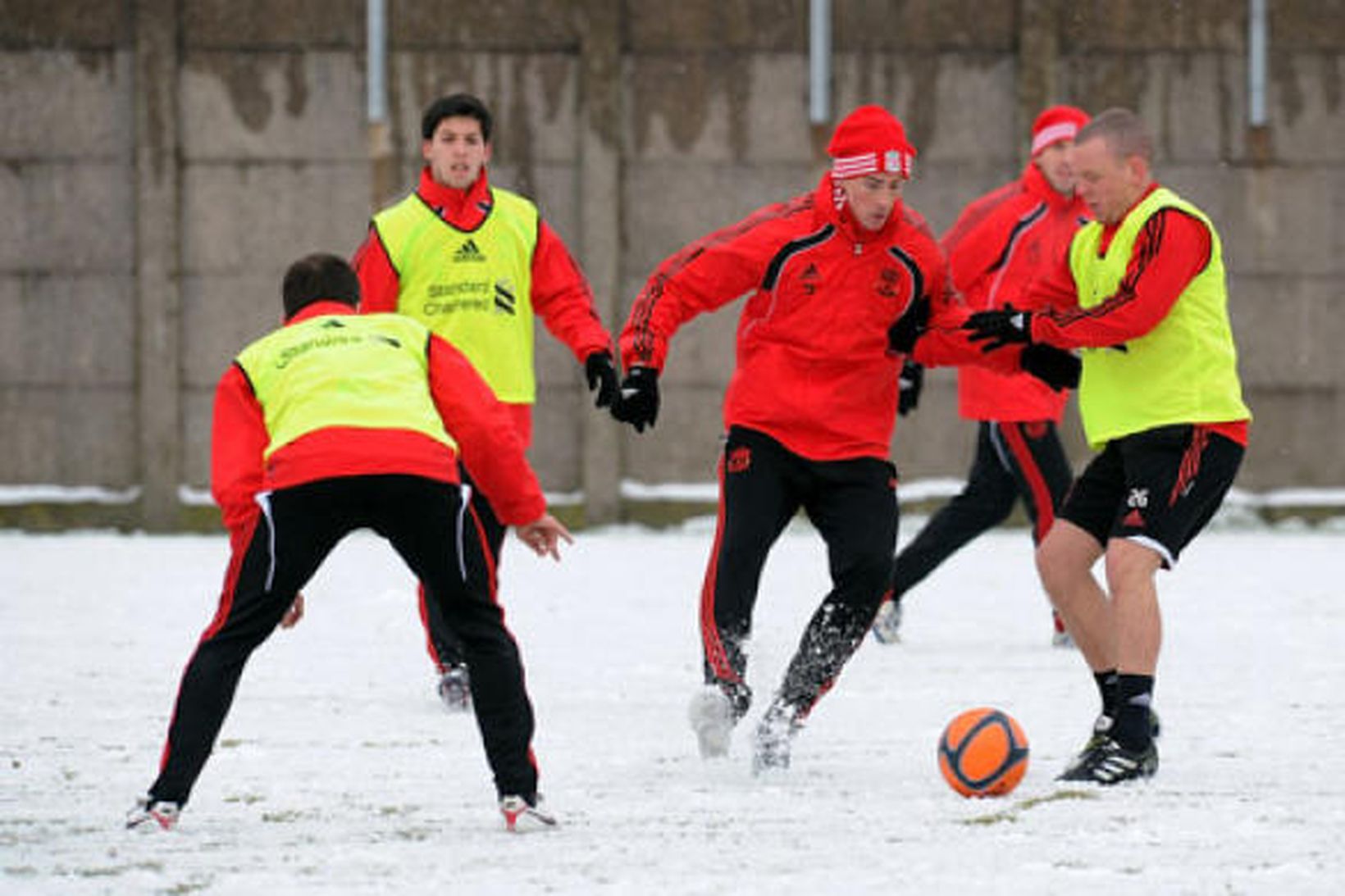 Leikmenn Liverpool á æfingu í snjónum á Melwood æfingasvæðinu.