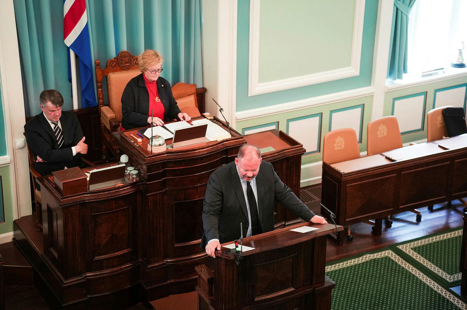 Umdeildum þingfundi frestað 