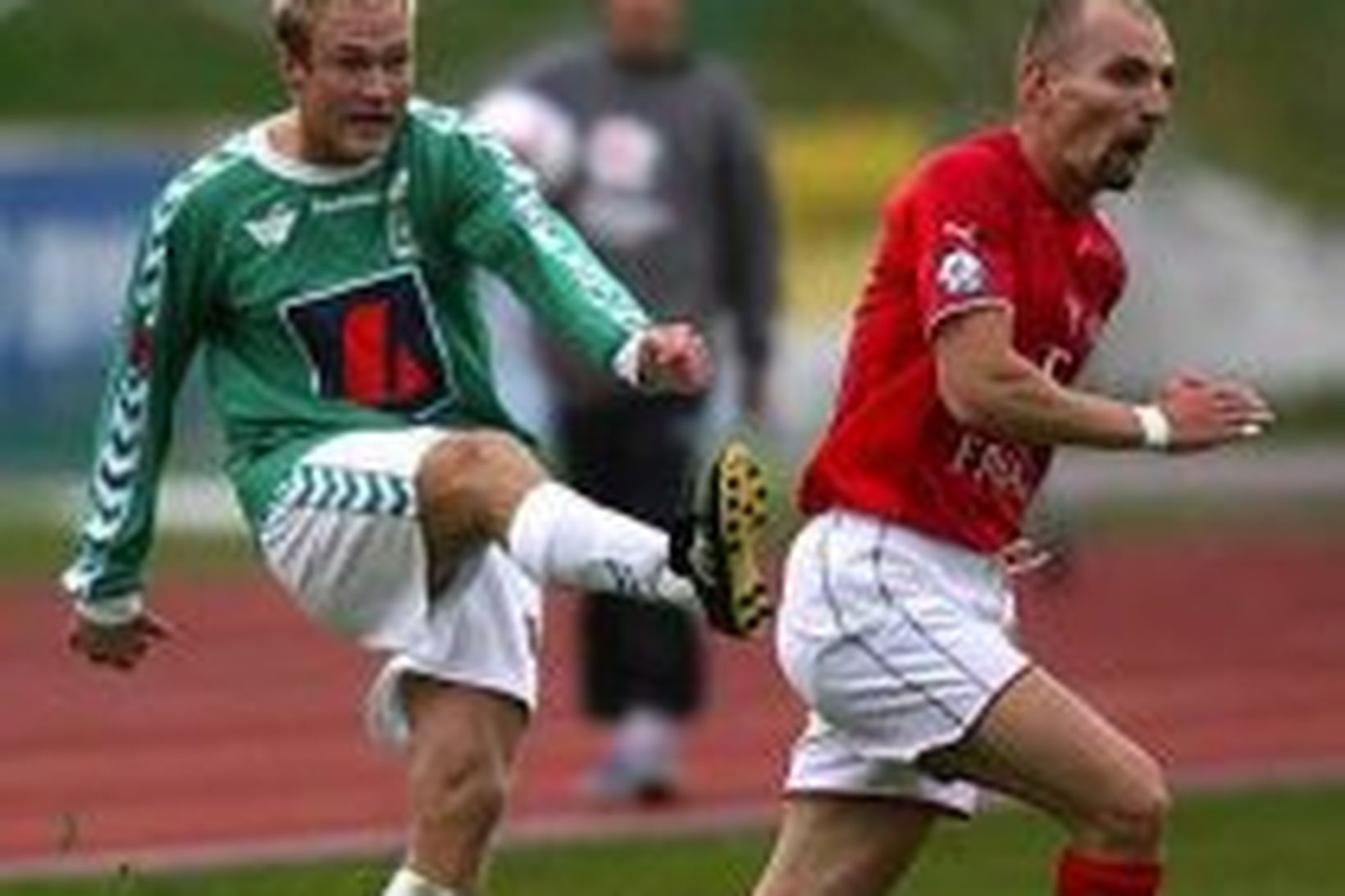 Kristján Óli Sigurðsson í baráttu við Sigurbjörn Örn Hreiðarsson, fyrirliða …