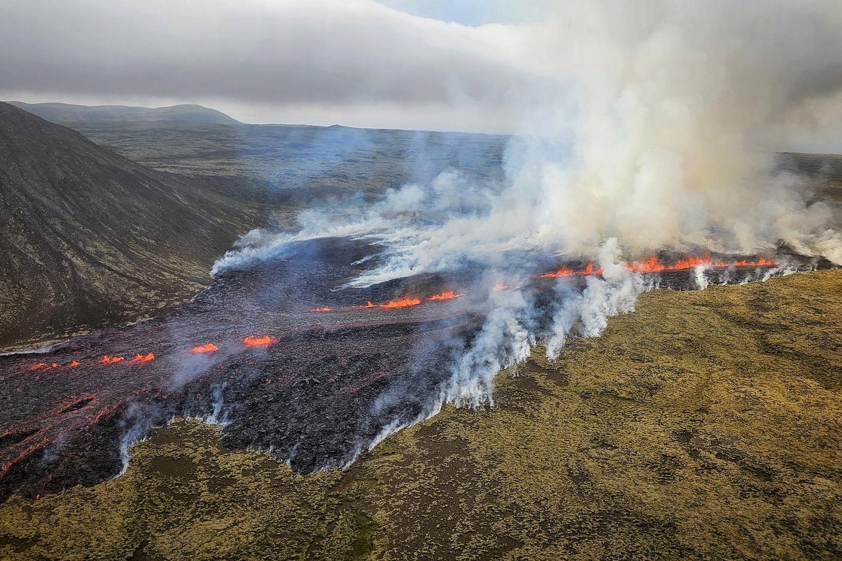 Slökkvistarf við gosstöðvarnar gengur brösulega.