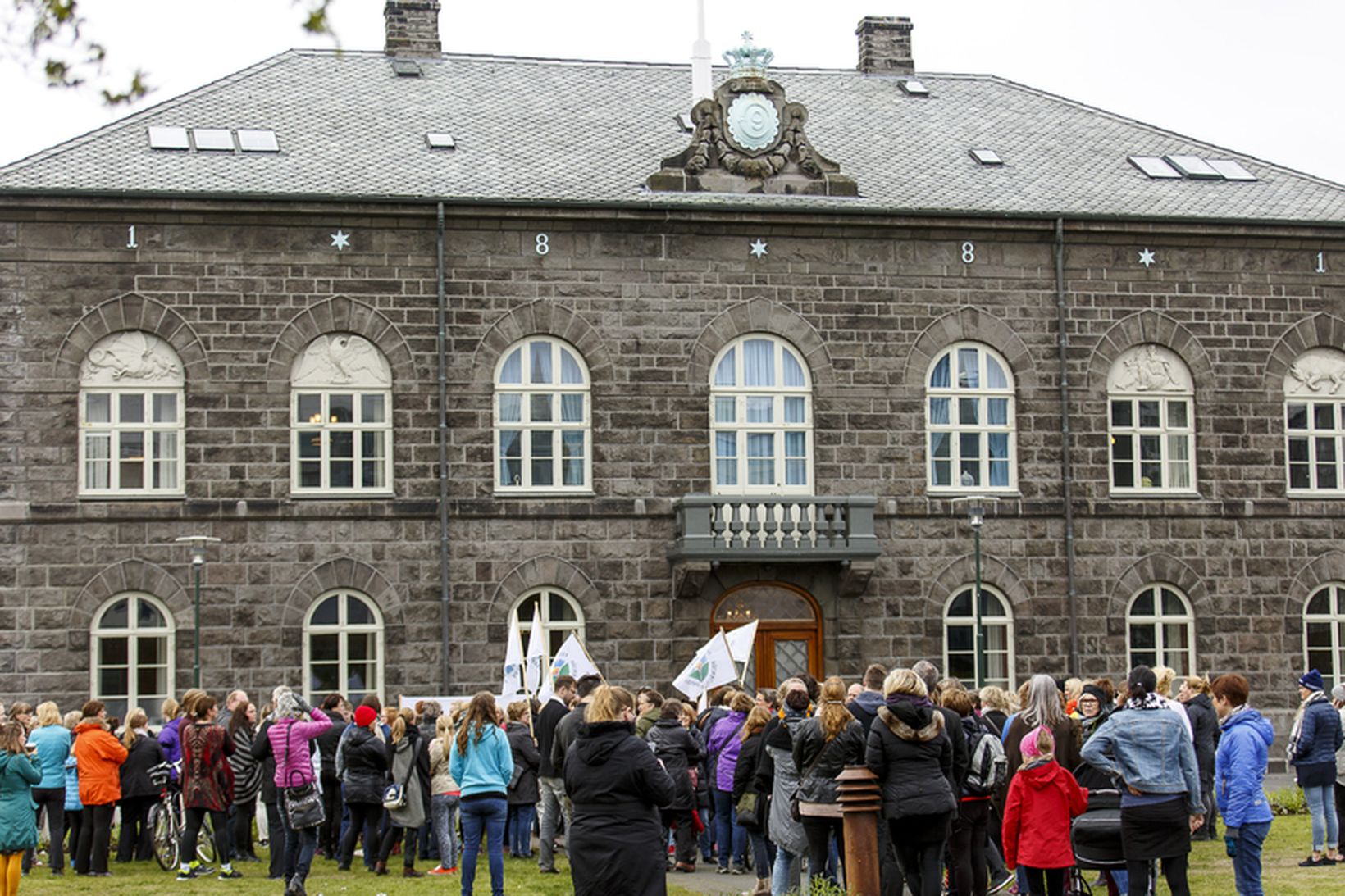 Hjúkrunarfræðingar og félagsmenn BHM mótmæltu fyrir utan þinghúsið á föstudaginn.