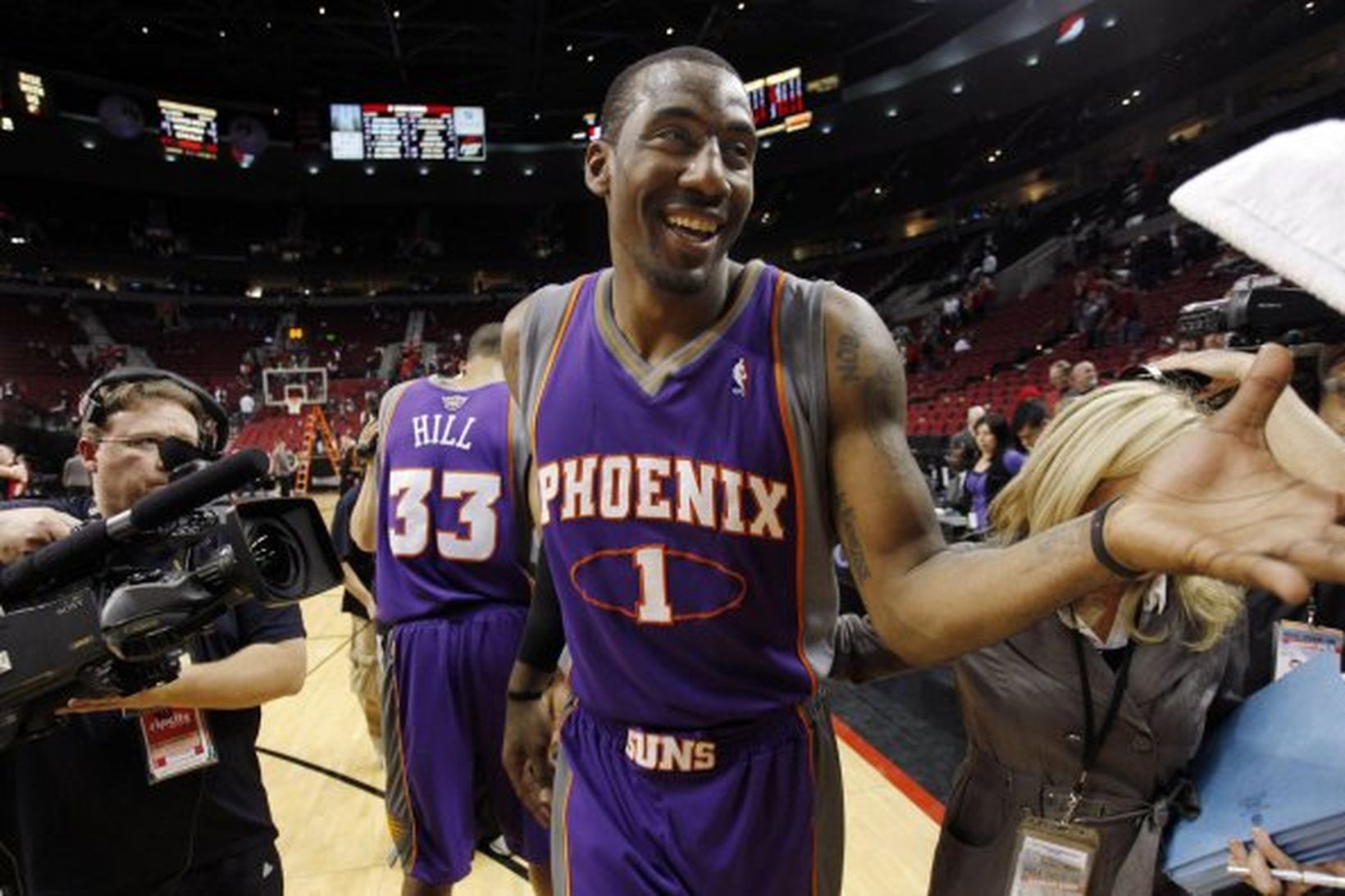 Amar'e Stoudemire framherji Phoenix fer ánægður af velli eftir sigurinn …