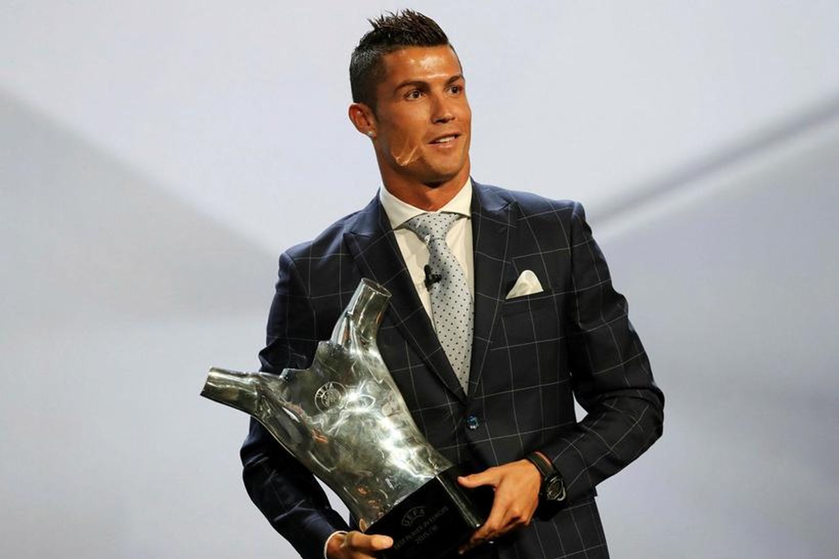 Cristiano Ronaldo með verðlaunagripinn á sviðinu í Grimaldi Forum í …