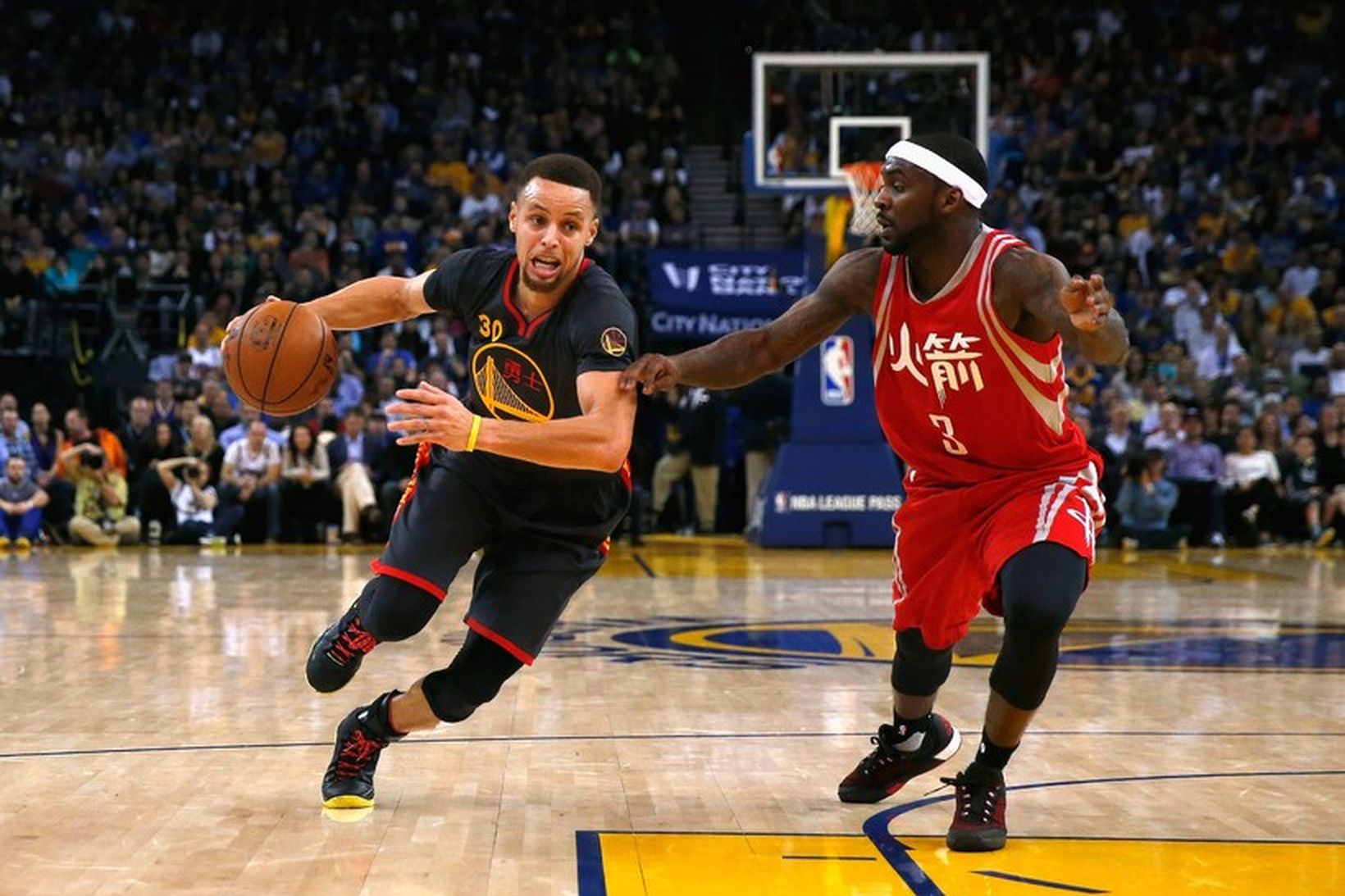 Stephen Curry t.v. sækir að Ty Lawson leikmanni Houston Rockets …