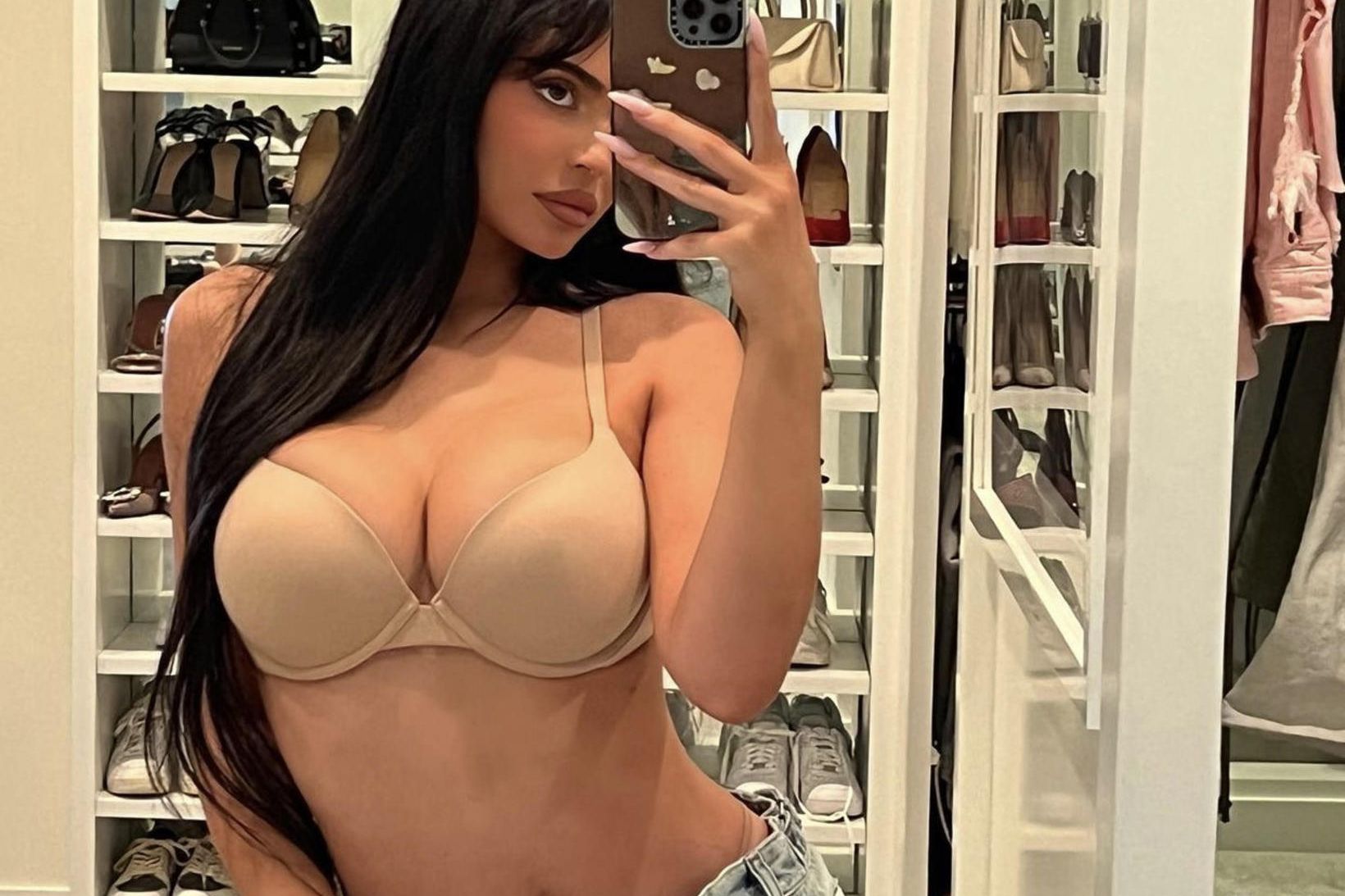 Kylie Jenner segist rólegri yfir útliti sínu eftir fæðingu sonar …