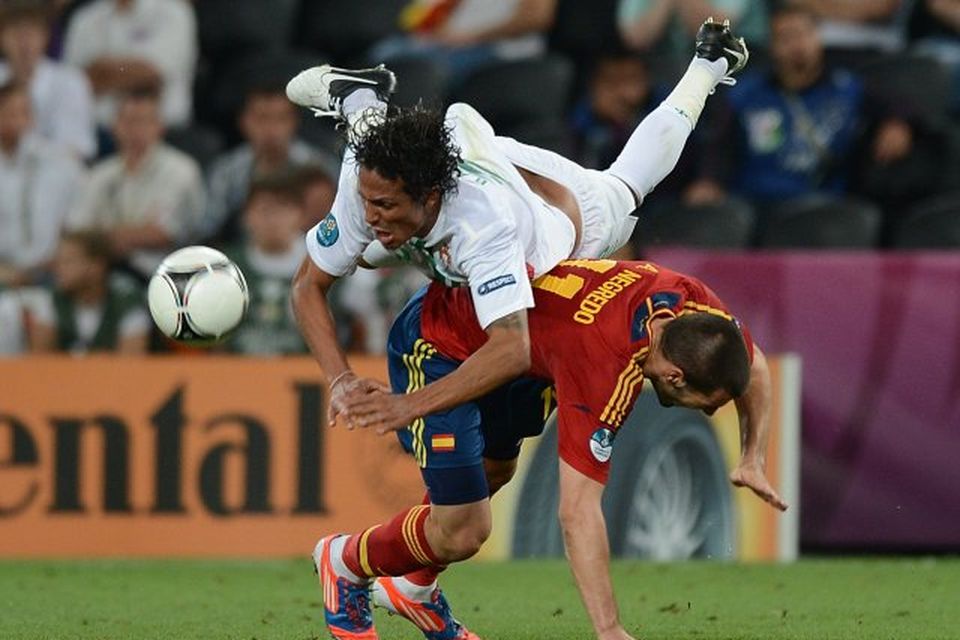 Bruno Alves og Alvaro Negredo í baráttunni.